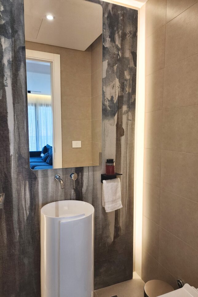 Tower44-bathroom-decor-wall