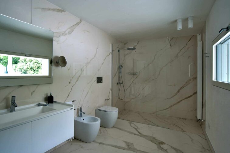 calacatta-oro-venato-bathroom-tiles-polished